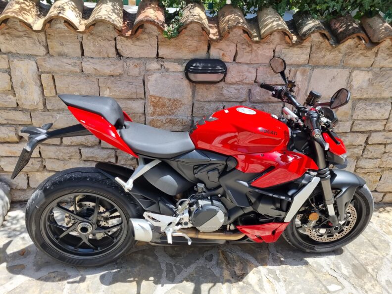 DUCATI STREETFIGHTER V2 3