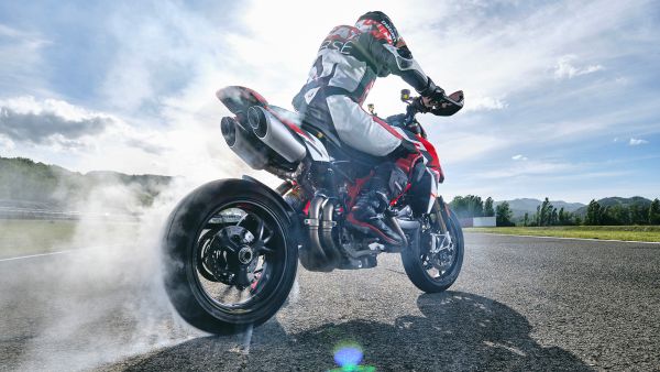 hypermotard-sp-my2021-dinamiche-05-gallery-1920x1080AB877B85-BFF6-96E6-C542-D030C614F82F.jpg