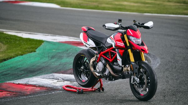 hypermotard-sp-my2021-dinamiche-14-gallery-1920x1080F980446D-217B-8A2D-04DA-0D34BB372FE3.jpg