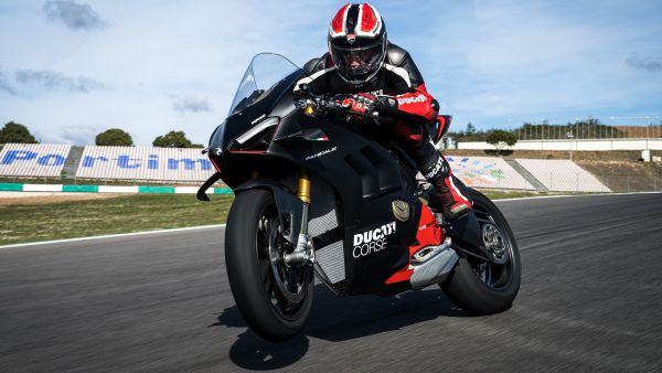 panigale-v4-sp2-01-track-gallery-1920x1080FF1132B6-44F2-6EE0-E022-0A58B806BA65.jpg