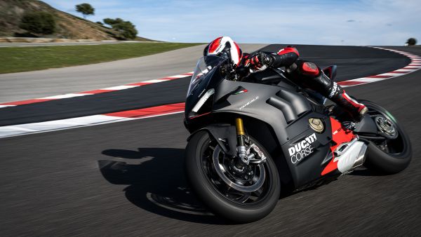 panigale-v4-sp2-02-track-gallery-1920x10805CD4CBE2-7B4D-B29B-FF8B-3BDA4D0A6FB5.jpg