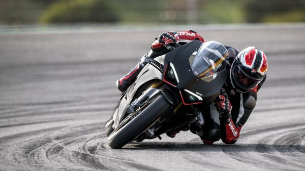 panigale-v4-sp2-04-track-gallery-1920x1080D384CAB4-F5CC-9EAC-79EE-98F751F529C5.jpg