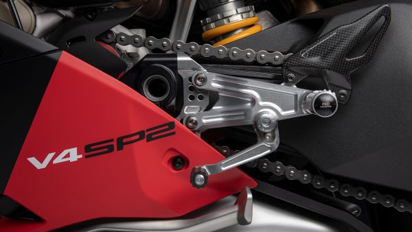 panigale-v4-sp2-06-studio-gallery-1920x1080A1CB7E2D-F53B-C9B2-DF49-0D4458521A12.jpg