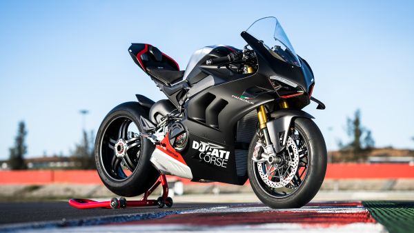 panigale-v4-sp2-06-track-gallery-1920x1080613C7C57-C1A5-69B3-68A0-72D2A58FDE9F.jpg