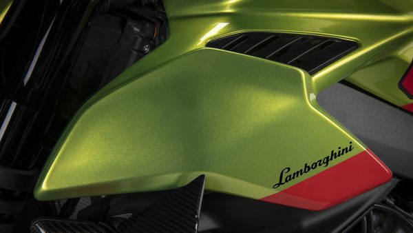 ducati-sf-v4-lamborghini-my23-overview-gallery-03-1920x10808973D702-AD1D-D813-0005-F59D17C35DAD.jpg