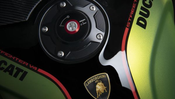 ducati-sf-v4-lamborghini-my23-overview-gallery-04-1920x1080D3F92D77-DF60-5B82-20BB-AF9AD49B72DB.jpg