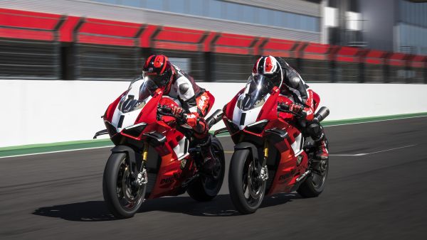 ducati-panigale-v4r-my23-overview-gallery-02-1920x10807402B633-6718-4C37-91EE-C6A431C153F7.jpg