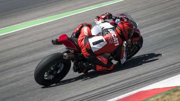 ducati-panigale-v4r-my23-overview-gallery-04-1920x1080691D69B8-9938-31DE-8438-F6207E161B82.jpg