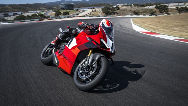 ducati-panigale-v4r-my23-overview-gallery-08-1920x108039536F37-F2B3-D36C-7A12-99749CB95426.jpg