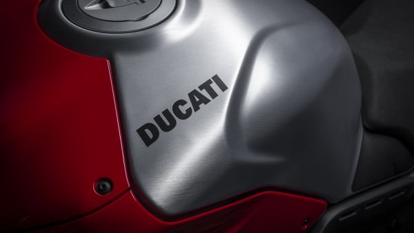 ducati-panigale-v4r-my23-tech-specs-gallery-02-1920x1080-37565F26B-A476-CBF1-F26D-24D711E0E4F3.jpg