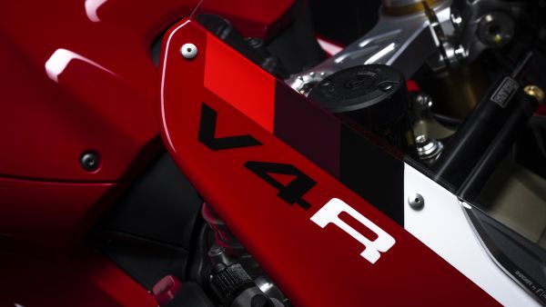 ducati-panigale-v4r-my23-tech-specs-gallery-04-1920x1080-24A06B0F9-FA59-518A-8688-24BB6096E035.jpg