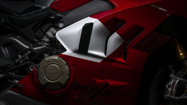 ducati-panigale-v4r-my23-tech-specs-gallery-05-1920x1080-20056DD34-AA3C-4355-8167-BBF864480020.jpg