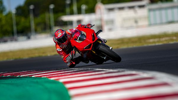 panigale-my22-dinamica-03-gallery-1920x108011B7F709-D6EC-D602-5D24-60F5EC736E3C.jpg