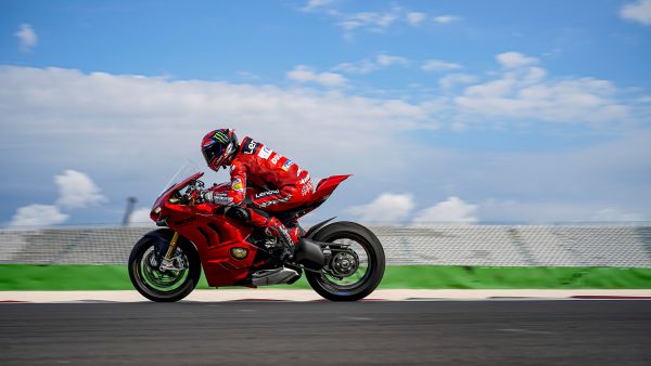 panigale-my22-dinamica-55-gallery-1920x1080750BDA8F-7CA0-9BAF-2918-C04D21590F53.jpg