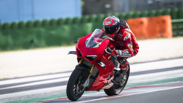 panigale-my22-dinamica-70-gallery-1920x10805B32BEC2-E636-1E29-C3FC-4C2266BB15D9.jpg