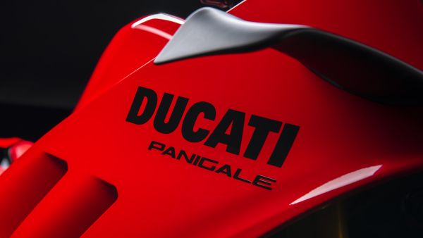 panigale-my22-studio-04-gallery-1920x1080A279CC19-A152-CD29-DC01-33E1AFC6BCA8.jpg