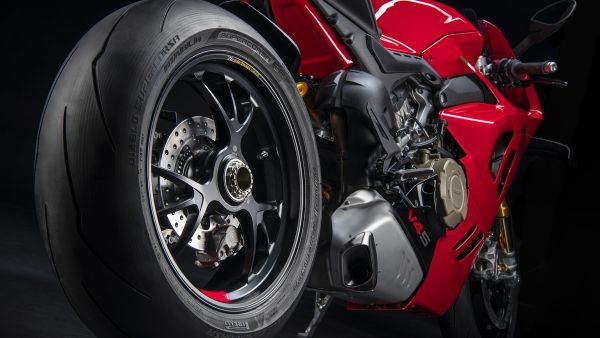 panigale-my22-studio-14-gallery-1920x108064902BD7-0E6E-D291-8881-302531379F36.jpg