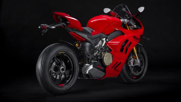 panigale-my22-studio-34-gallery-1920x1080F6B56E1F-B731-1F6F-9E82-52F5CAA53CCC.jpg